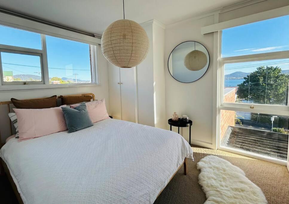 Вилла The Tassie - Luxury With Panoramic Water Views Хобарт Экстерьер фото