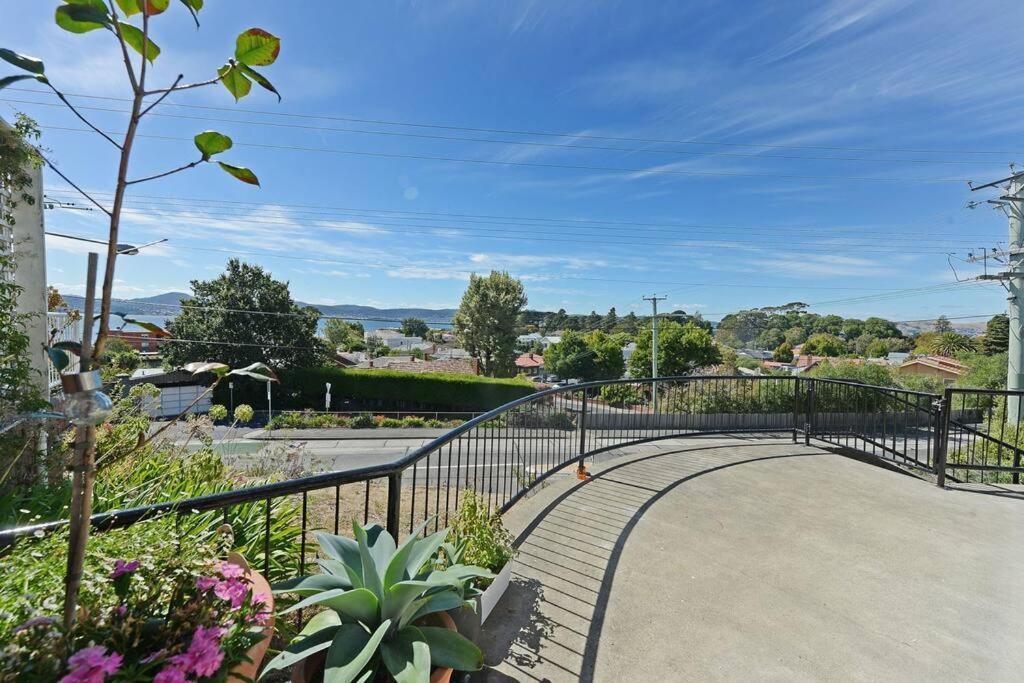 Вилла The Tassie - Luxury With Panoramic Water Views Хобарт Экстерьер фото